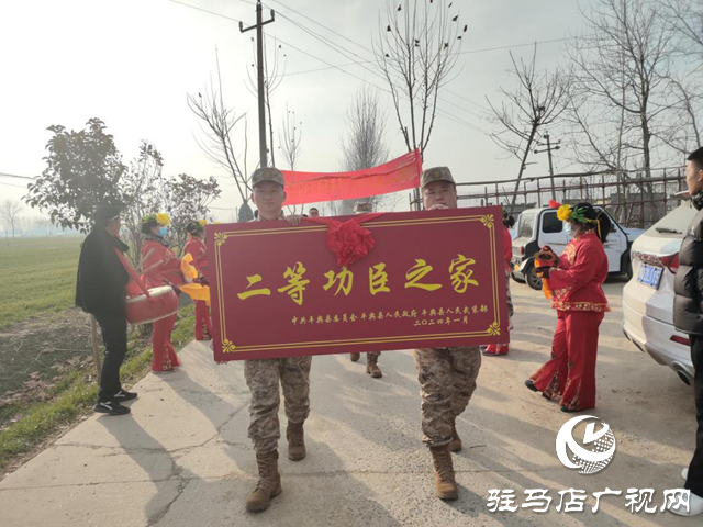 平輿縣軍地領(lǐng)導(dǎo)為二等功臣之家送喜報(bào) 春節(jié)前讓軍屬共享尊崇榮光