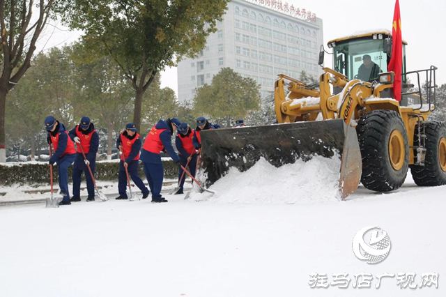 駐馬店消防：以雪為令齊出動 轄區(qū)道路變暢通