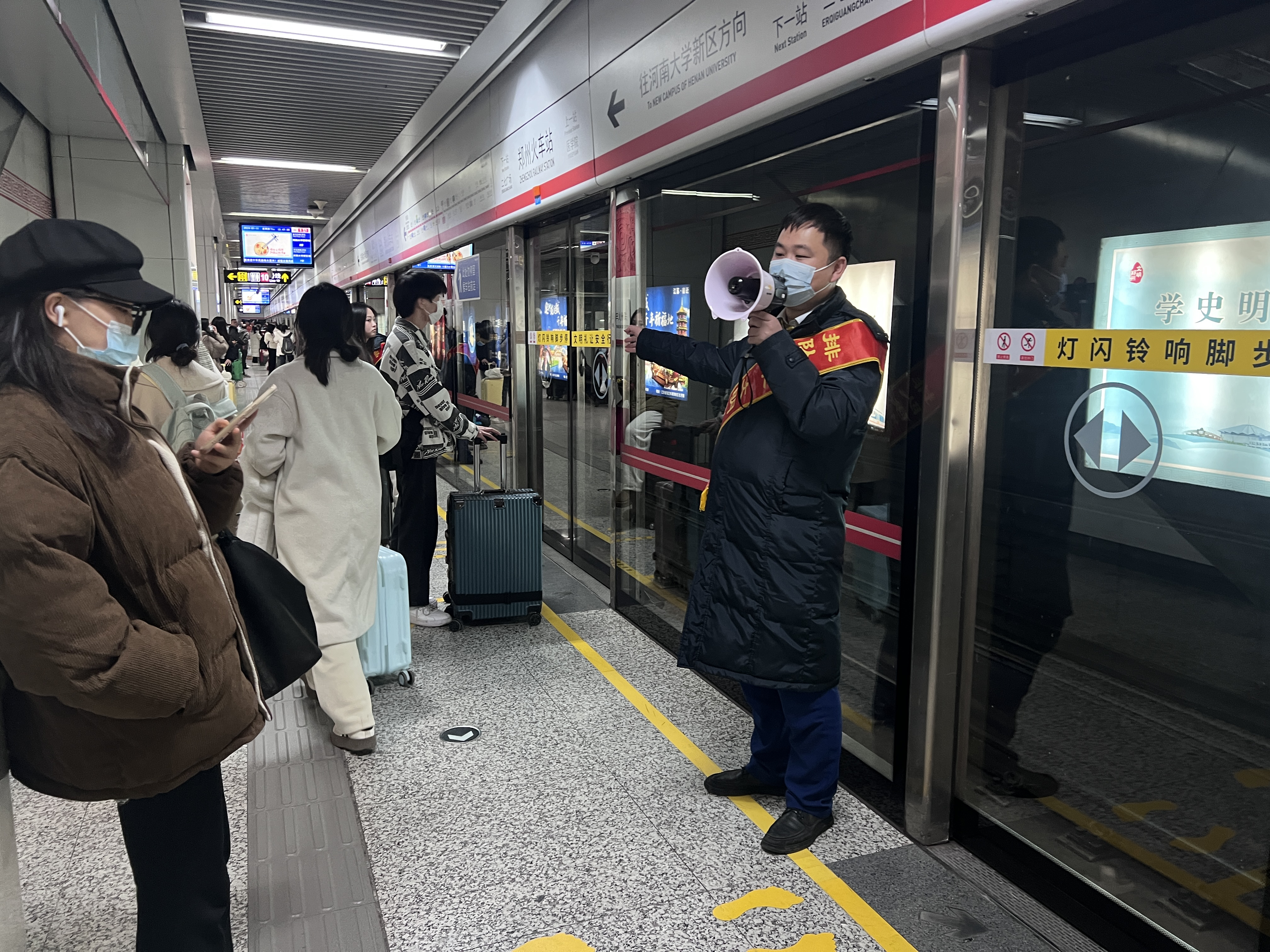 近萬名旅客夜間乘高鐵抵達鄭州，200輛網(wǎng)約車免費接送