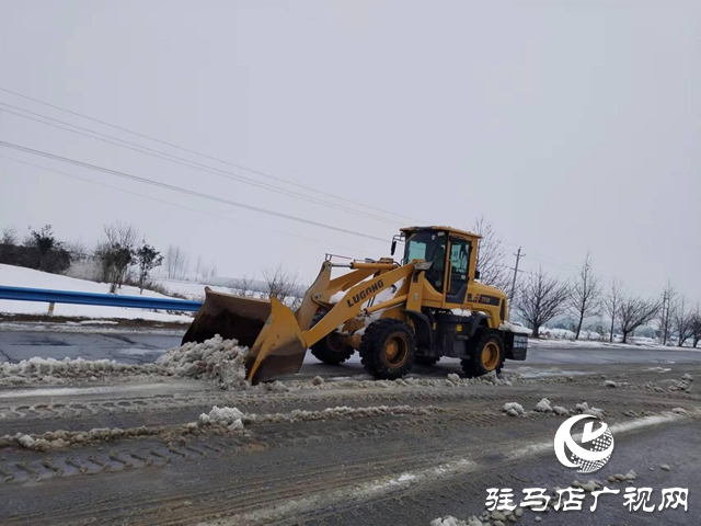 遂平縣陽(yáng)豐鎮(zhèn)組織機(jī)關(guān)干部鏟除道路積雪