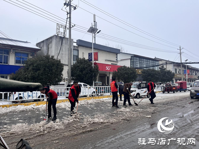 遂平縣陽(yáng)豐鎮(zhèn)組織機(jī)關(guān)干部鏟除道路積雪