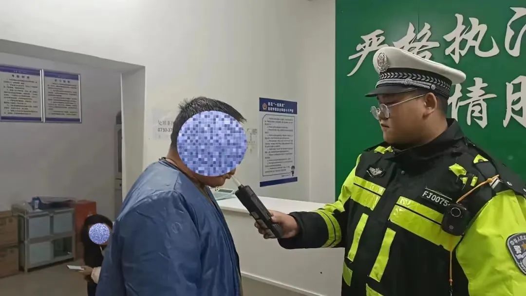 男子酒駕逃逸拉交警投湖，公安：涉襲警罪，已刑拘