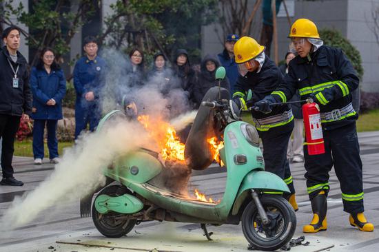 消除電動(dòng)自行車(chē)安全隱患，不能單靠“禁上樓”!