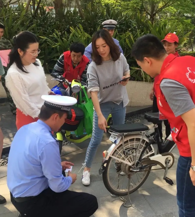 平輿交警走進(jìn)基層開展交通安全宣傳活動(dòng)