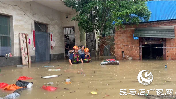 遭遇強降雨 泌陽消防成功轉移被困群眾