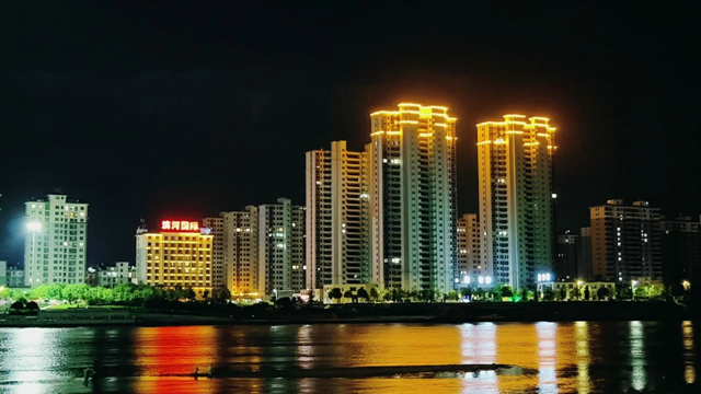 泌陽(yáng)縣泌水河公園：璀璨燈光扮靚小城夜景