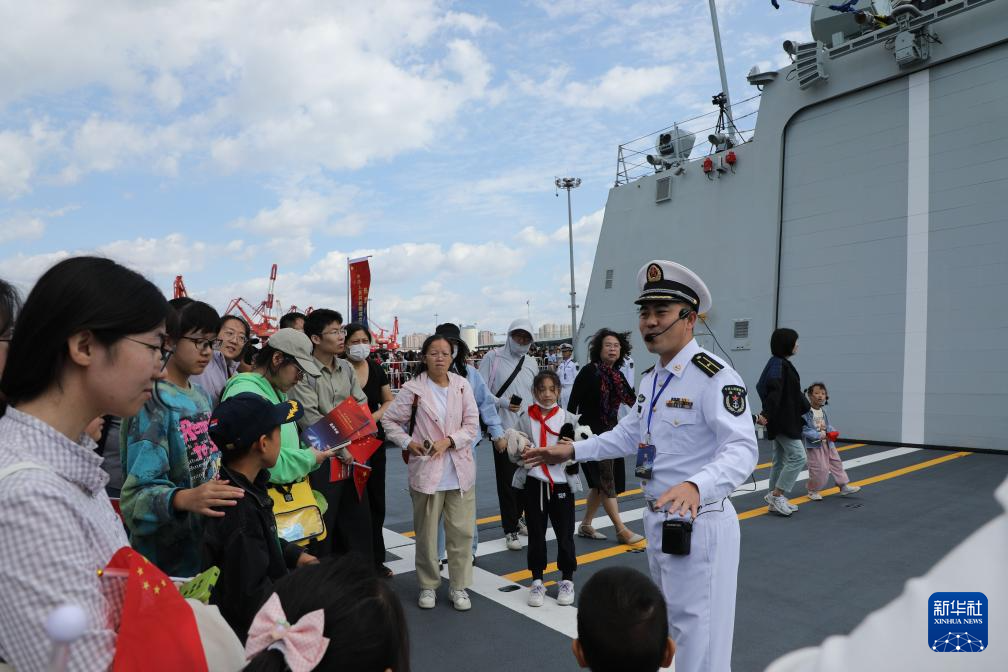 人民海軍首次在國慶假期成規(guī)模組織艦艇開放活動(dòng)